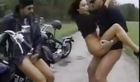 男は女性に四つん這いの若い雌犬を置き、私のジーンズと下着を脱いで、彼女の美しい膣に彼の陰茎を置く 女子 の エロ 動画